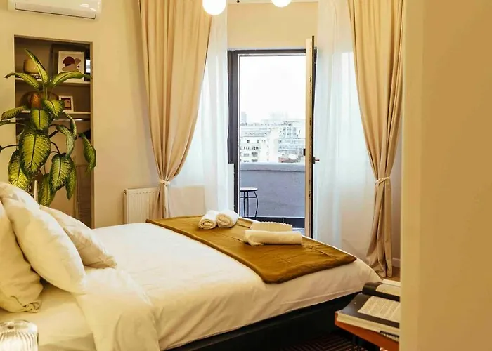 Stunning Views - Top Location - Netflix + Balcony
