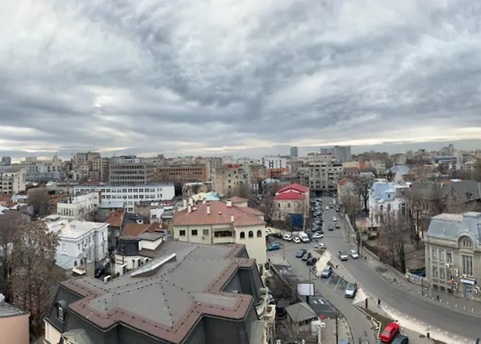 Stunning Views - Top Location - Netflix + Balcony