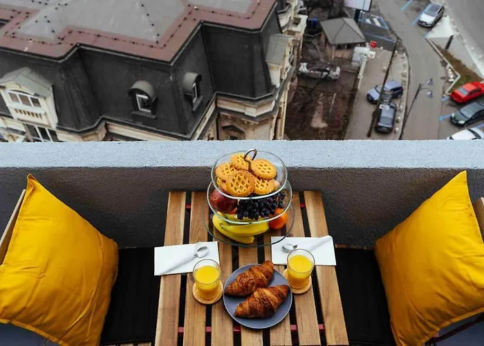 Stunning Views - Top Location - Netflix + Balcony