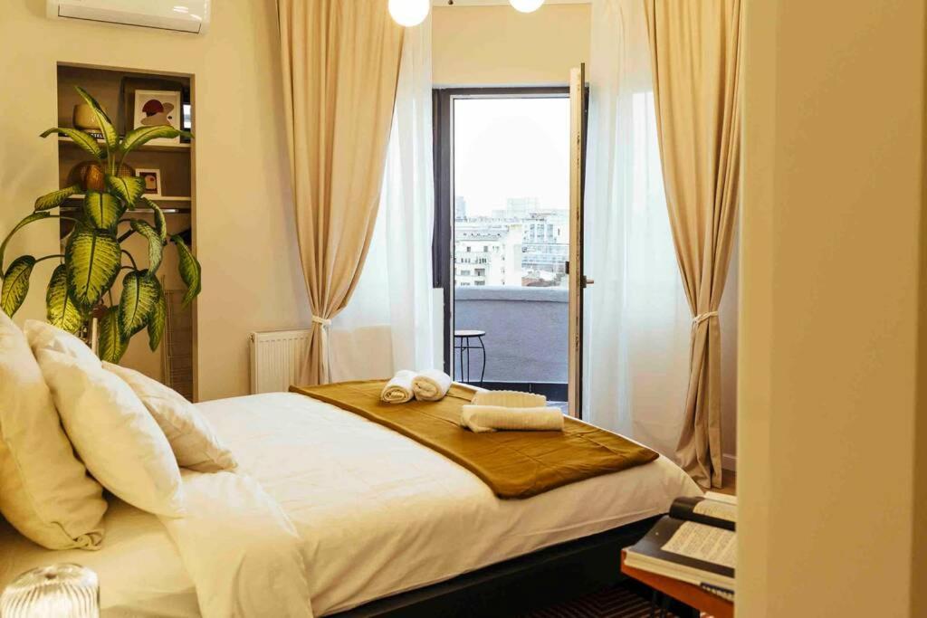 Stunning Views - Location - Netflix + Balcony Apartment *