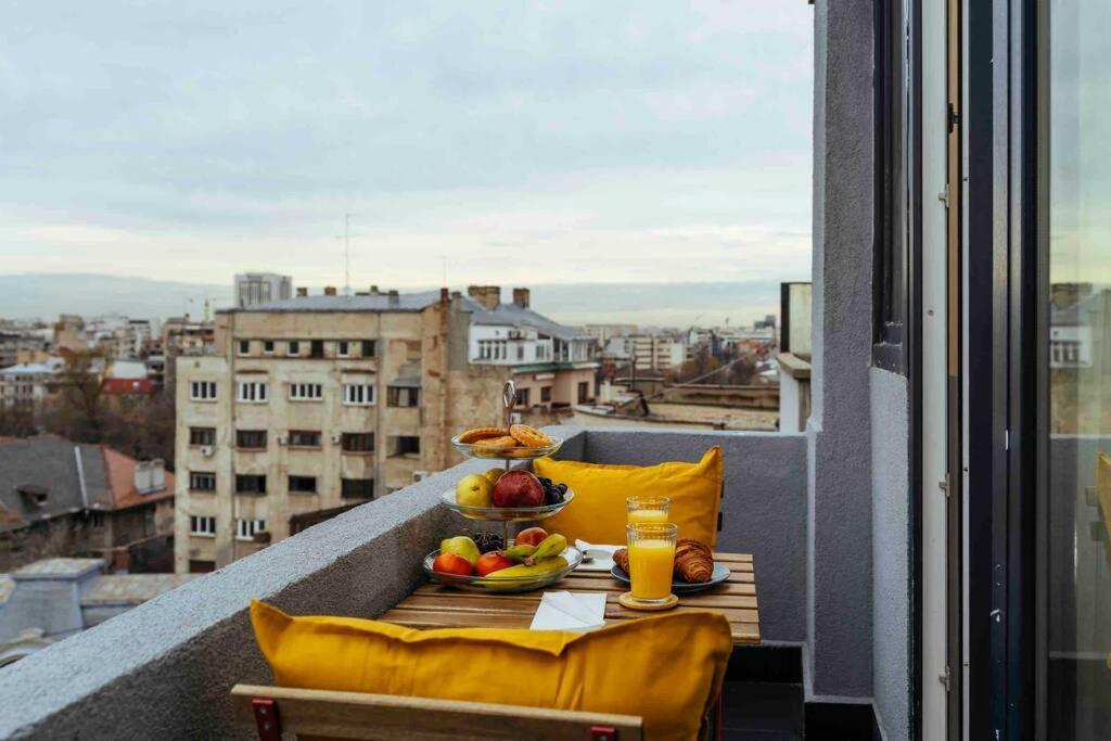 Stunning Views - Location - Netflix + Balcony Apartment
