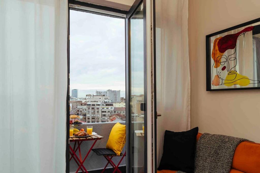 Apartment Stunning Views - Location - Netflix + Balcony *