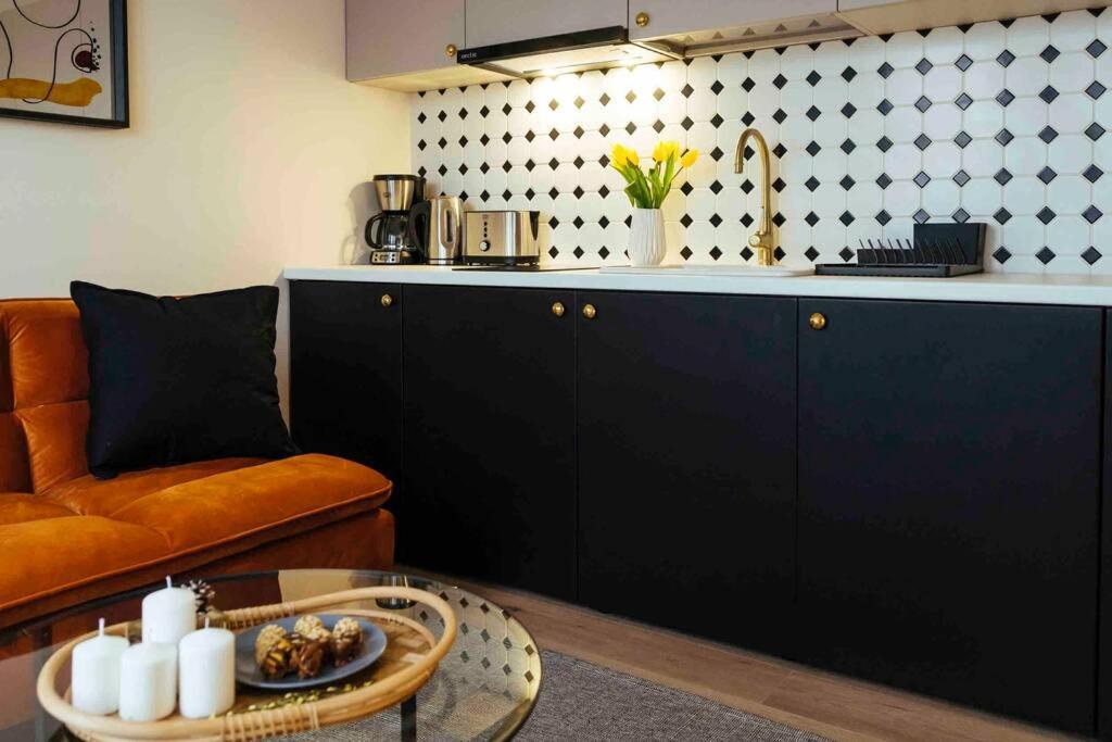 Stunning Views - Location - Netflix + Balcony Apartment *