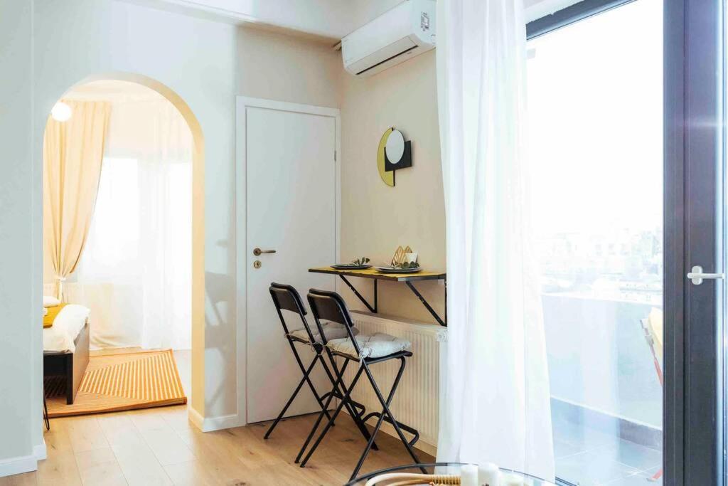 Stunning Views - Location - Netflix + Balcony Apartment
