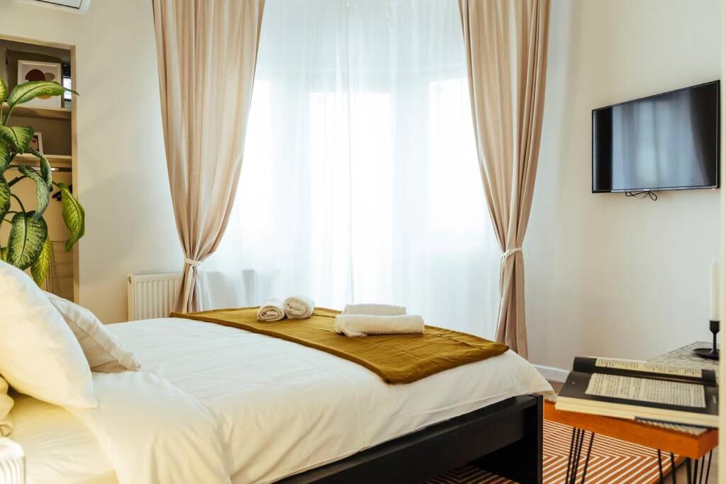 Apartment Stunning Views - Location - Netflix + Balcony *