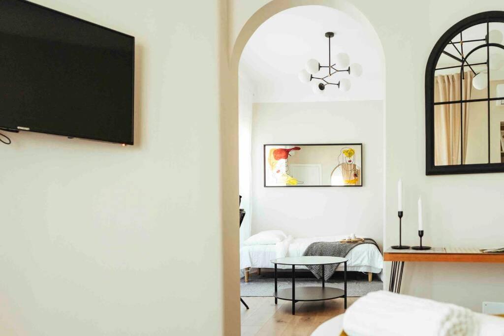 Apartment Stunning Views - Location - Netflix + Balcony