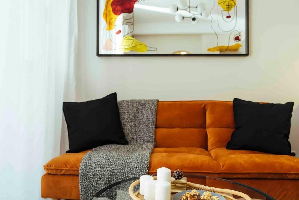 Stunning Views - Location - Netflix + Balcony Apartment *